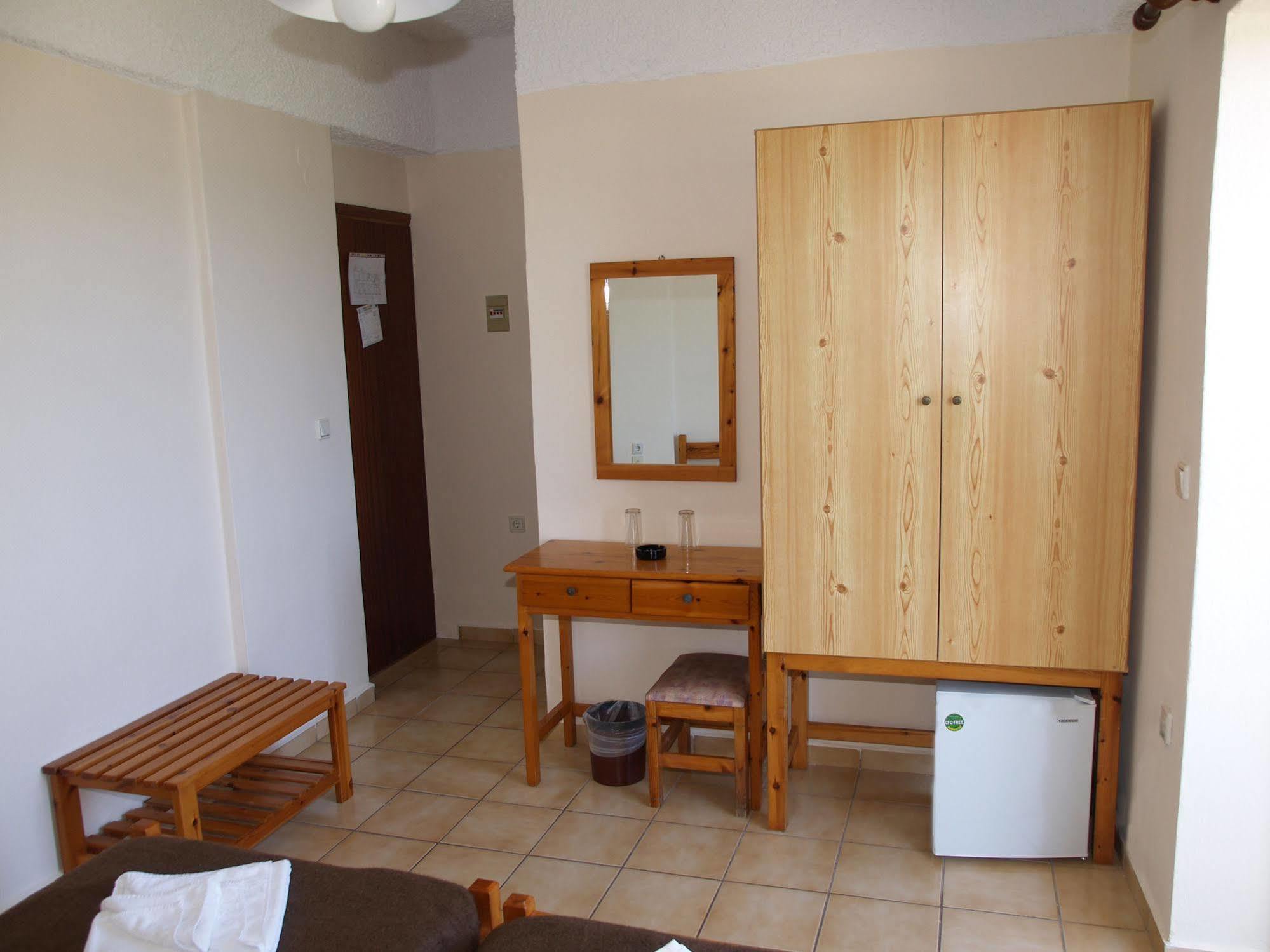 Frini Hotel Chrissi Akti Chania Exterior foto